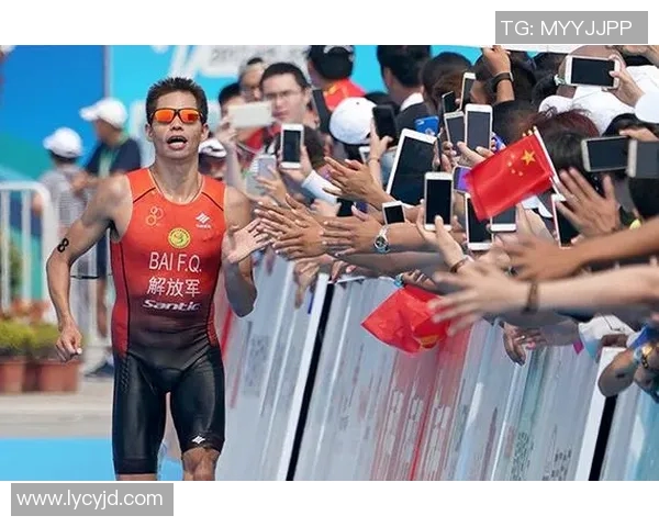 中国健将在恶劣天气中奋勇拼搏勇夺铁人三项世界杯桂冠